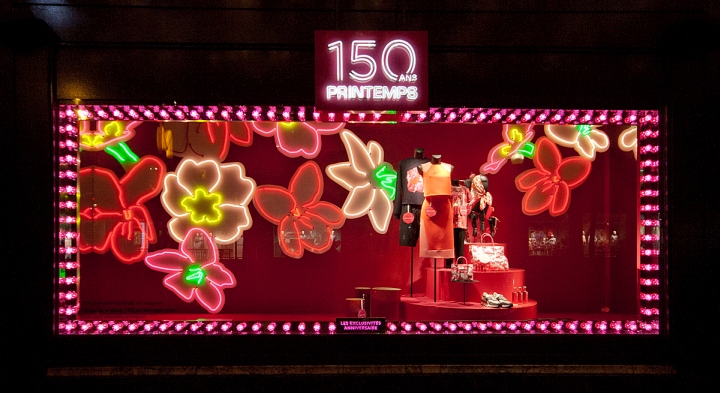 Светящиеся цветы на витрине универмага Printemps в Париже