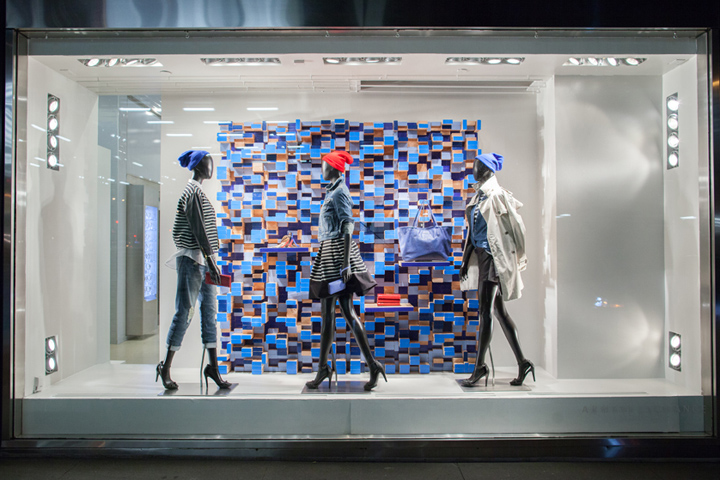Стеклянная витрина магазина Armani Exchange в Нью-Йорке