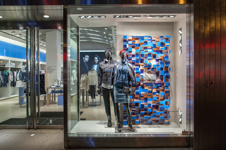 Манекены на витрине магазина Armani Exchange в Нью-Йорке