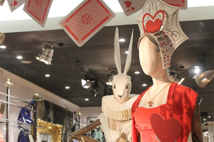 Манекен без глаз в магазине Vivienne Westwood