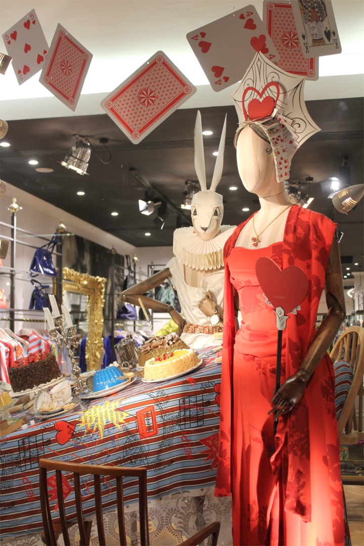 Красное платье на манекене магазина Vivienne Westwood