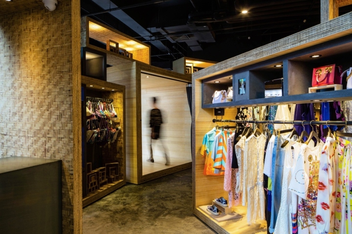 Бамбук в интерьере магазина Alter CUBE в Шанхае - вешалки с одеждой
