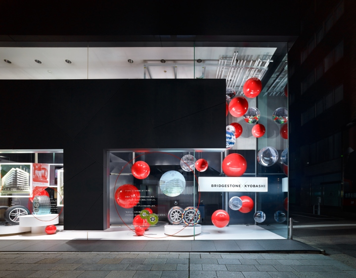 Дизайн витрины магазина Bridgestone Communication Space в Токио