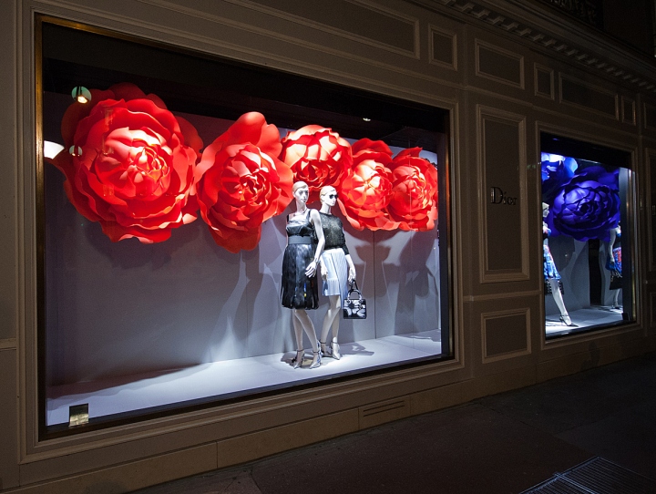 Яркое и красочное оформление витрины бренда Dior в Париже