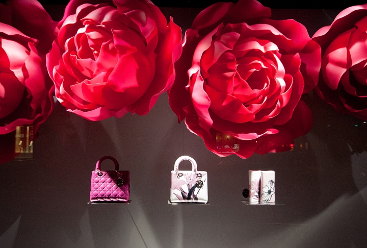Яркое и красочное оформление витрины бренда Dior в Париже