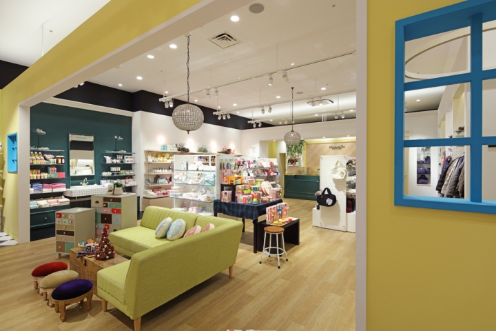 Интерьер магазина аксессуаров для всей семьи в Японии: жёлто-синий дизайн