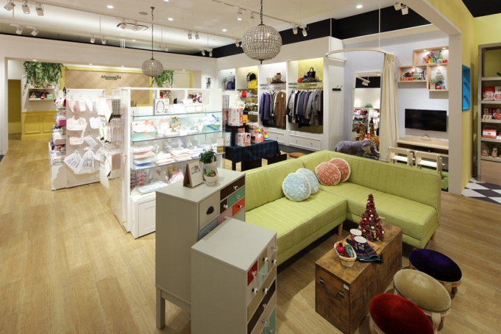 Интерьер магазина аксессуаров для всей семьи в Японии: домашняя атмосфера в магазине