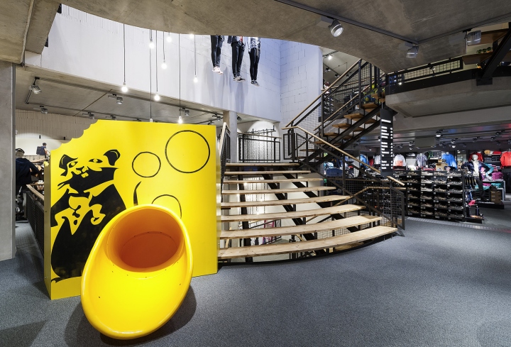 Креативный интерьер спортивного магазина в Германии - развлекательная горка