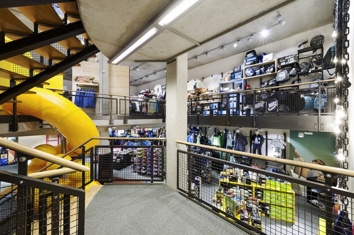 Креативный интерьер спортивного магазина в Германии - вид с лестницы