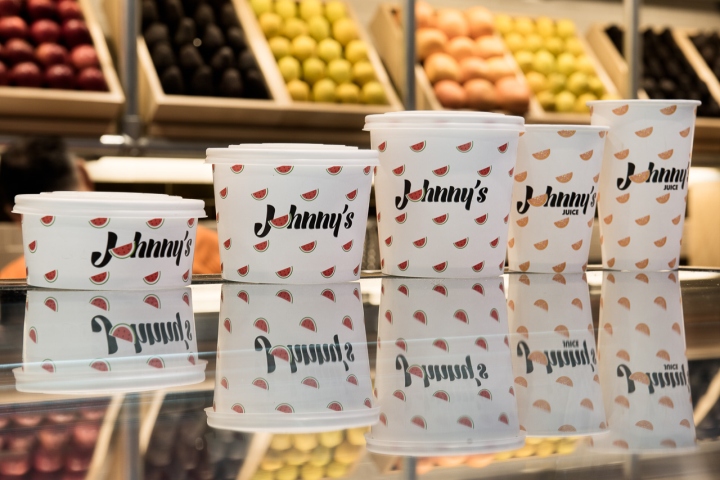Стаканчики в бакалейной лавке Johnny`s Fruit Factory в Австралии