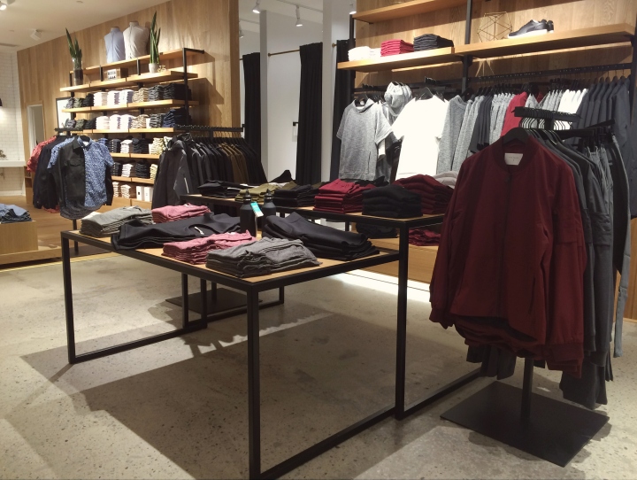 Оформление магазина мужской одежды на примере бренда Frank + Oak. Фото 3