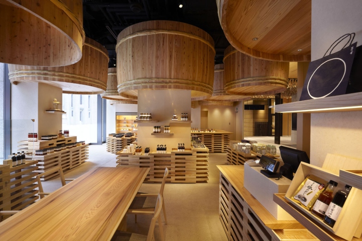 Роскошный интерьер магазина соевого соуса Kayanoya в Токио