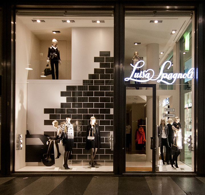 Оформление витрины магазина Luisa Spagnoli в Милане