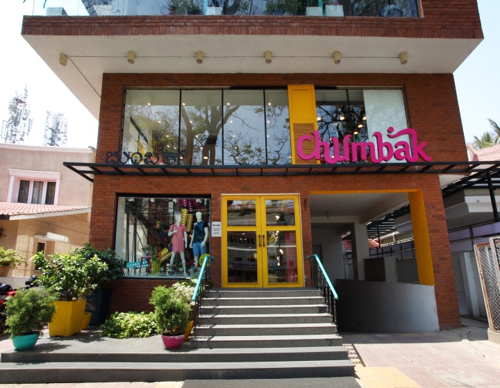 Яркий внешний дизайн магазина Chumbak. Фото 1