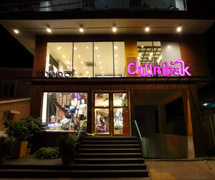 Яркий внешний дизайн магазина Chumbak. Фото 2