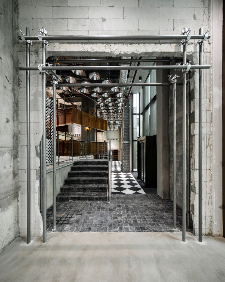 Арка-вход в торговый зал Club 21 flagship store