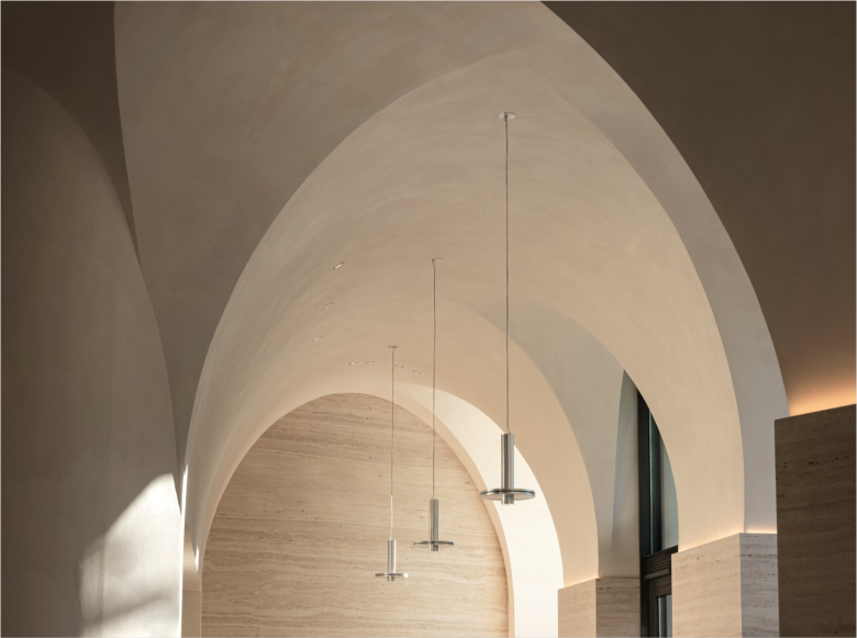 Арочные потолки и светильники Polène store