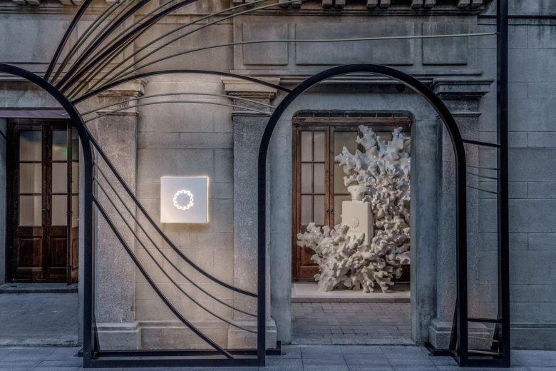 Арочный вход и витринная композиция AMOUAGE