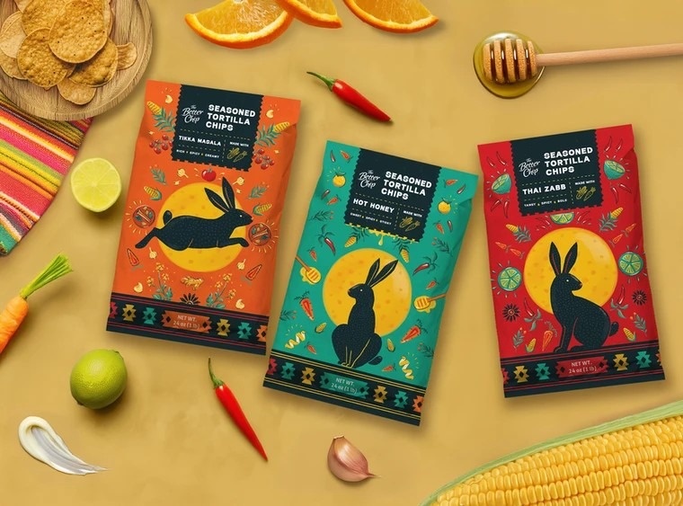 Ассортимент упаковок на фоне ингредиентов The Better Chip