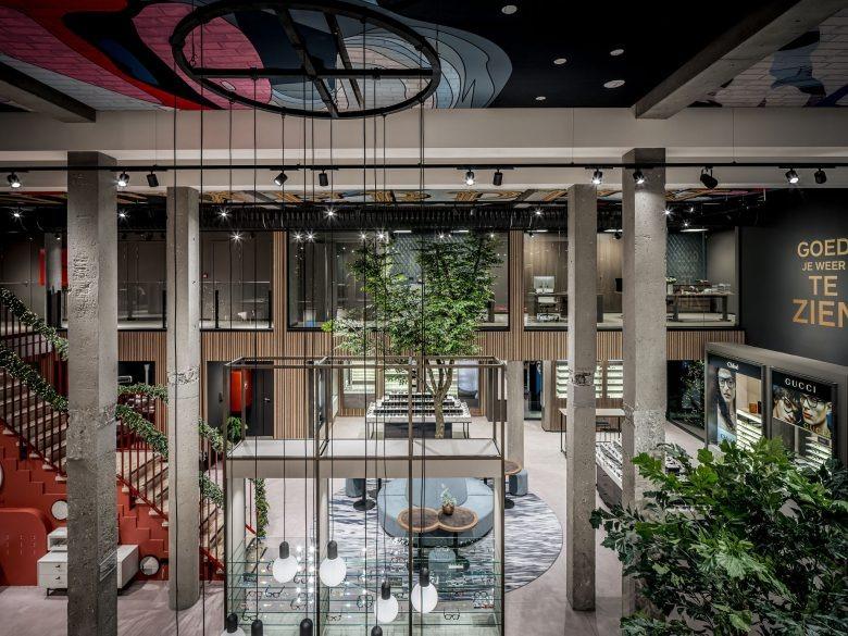 Атриум магазина с деревом Frits van den Bosch