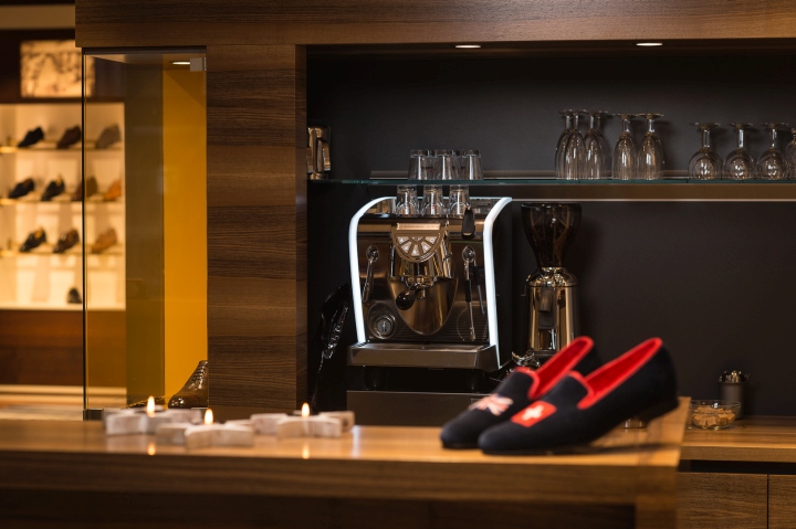 Кофе-машинка в интерьере магазина обуви BROGUE в Швейцарии