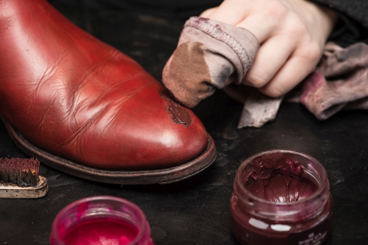 Процесс покраски туфлей в интерьере магазина обуви BROGUE в Швейцарии