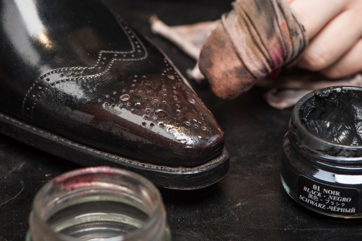 Туфли после покраски в интерьере магазина обуви BROGUE в Швейцарии