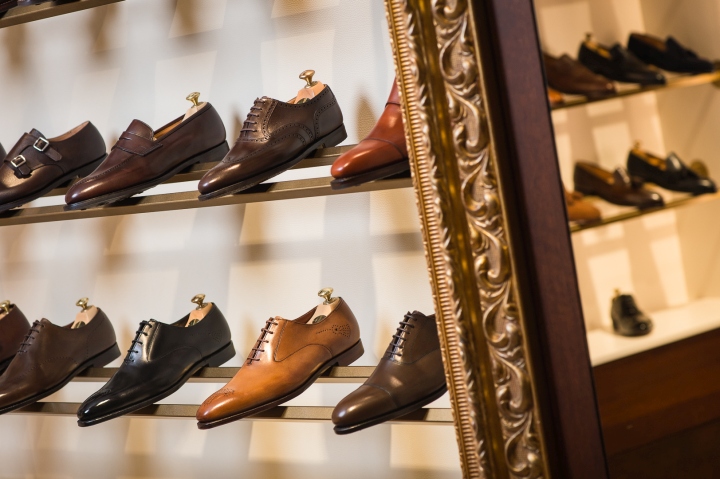 Ассортимент туфлей в интерьере магазина обуви BROGUE в Швейцарии. Фото 1