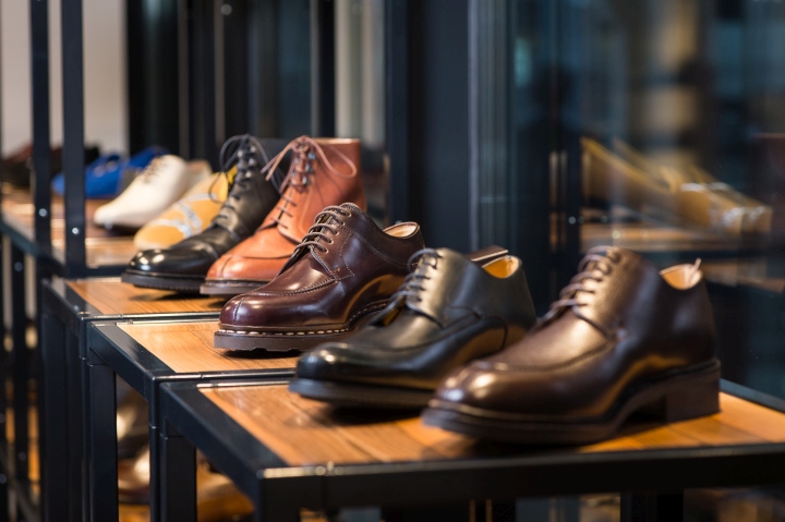 Ассортимент туфлей в интерьере магазина обуви BROGUE в Швейцарии. Фото 2