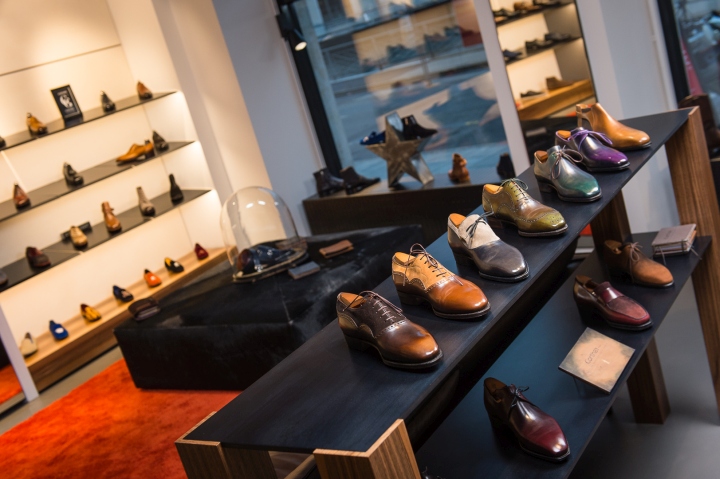 Ассортимент туфлей в интерьере магазина обуви BROGUE в Швейцарии. Фото 3