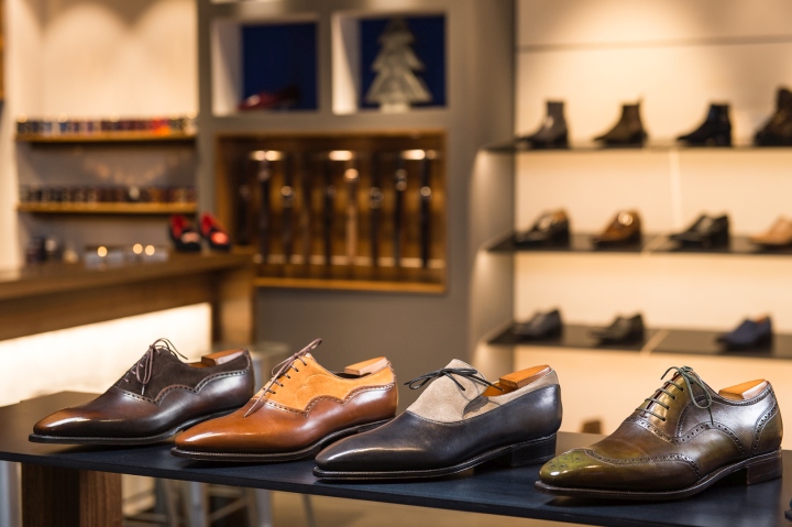 Ассортимент туфлей в интерьере магазина обуви BROGUE в Швейцарии. Фото 4