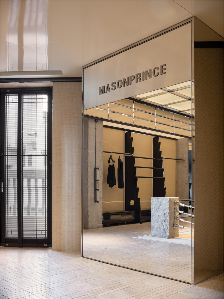 Большое зеркало на стене MASONPRINCE store
