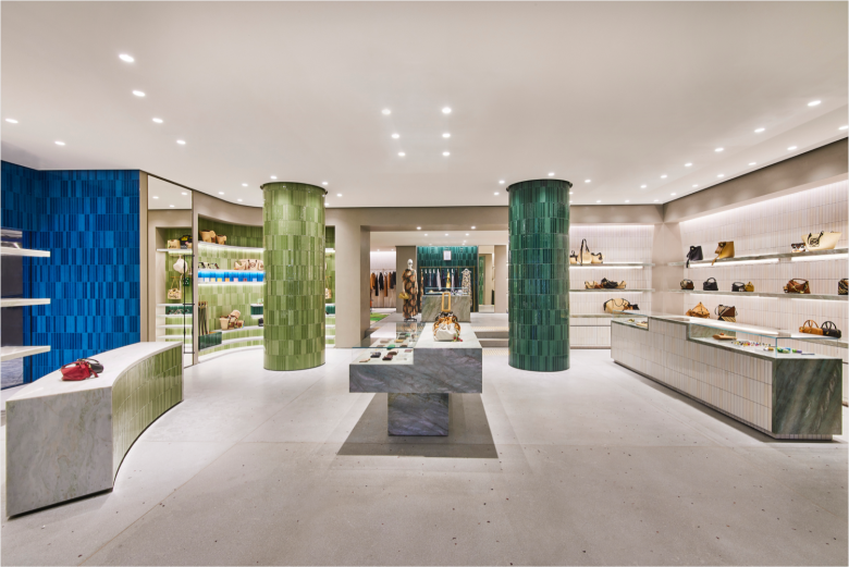 Бутик Loewe Интерьер С Колоннами Из Зеленой Плитки