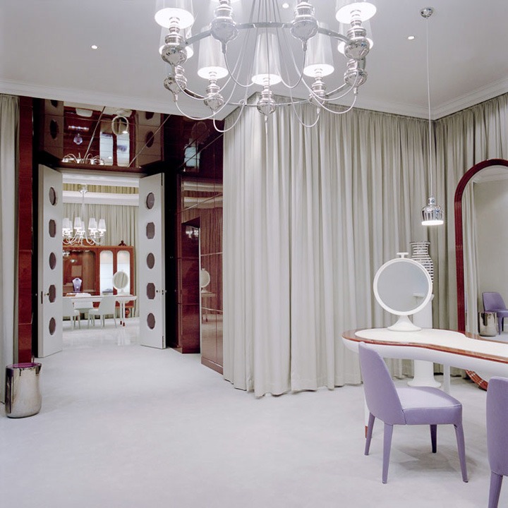 Бутик с люстрой, зеркалами и мягкой мебелью Jil Sander flagship store