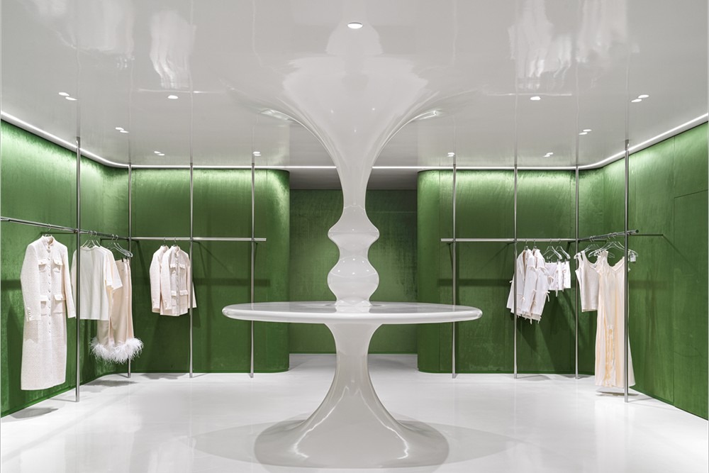 Бутик с центральной скульптурной стойкой общий вид CHOUX store