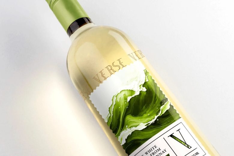 Наклоненная бутылка белого вина с зеленой этикеткой крупный план Verse Wine