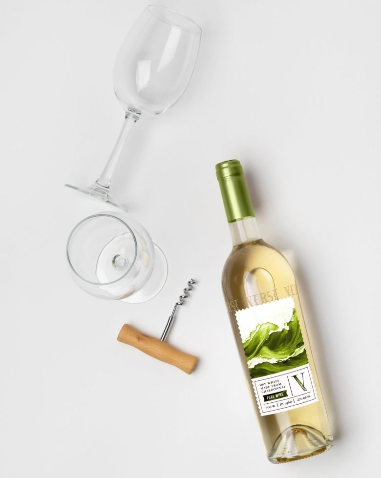 Бутылка белого вина с бокалами и штопором вид сверху Verse Wine