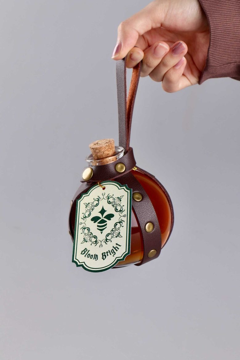 Бутылка меда в руке с кожаным ремешком Bloom Bright