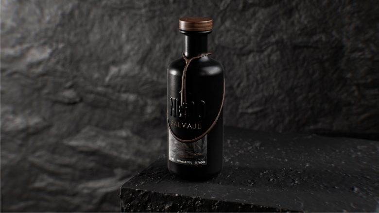 Бутылка мескаля на каменной поверхности в темной сцене Nudo Salvaje Mezcal