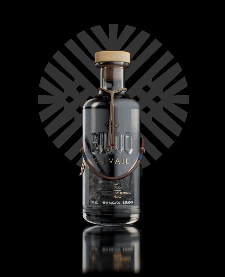 Бутылка мескаля на темном фоне с графическим орнаментом Nudo Salvaje Mezcal