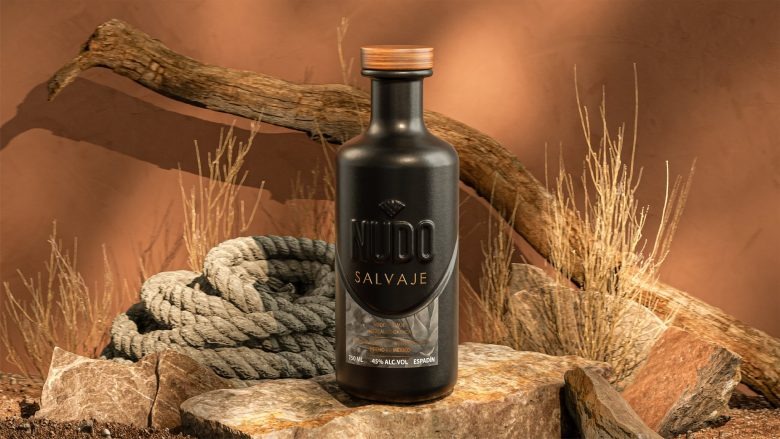 Бутылка мескаля в природной композиции с камнями и веткой Nudo Salvaje Mezcal