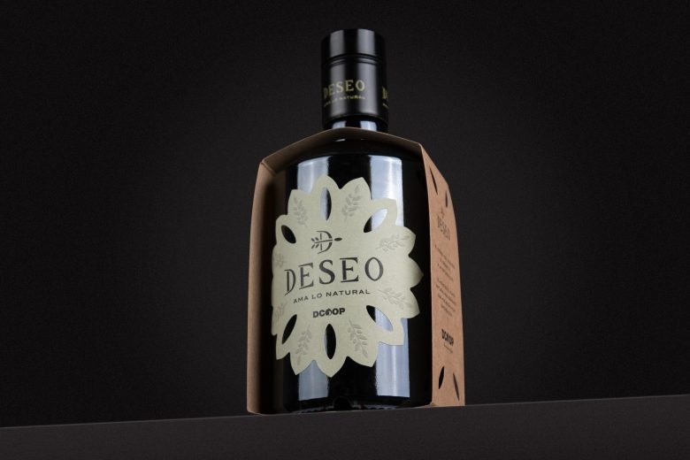 Бутылка оливкового масла на темном фоне Deseo olive oil