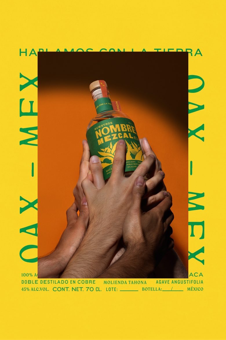 Бутылка с зеленой этикеткой Nuestros Nombres Mezcal