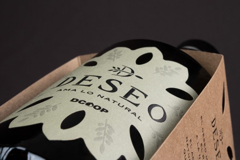 Бутылка в упаковке крупным планом Deseo olive oil