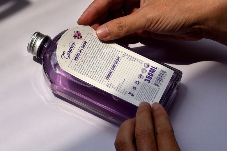 Бутылка вина в руках с обратной этикеткой Graper Wine design