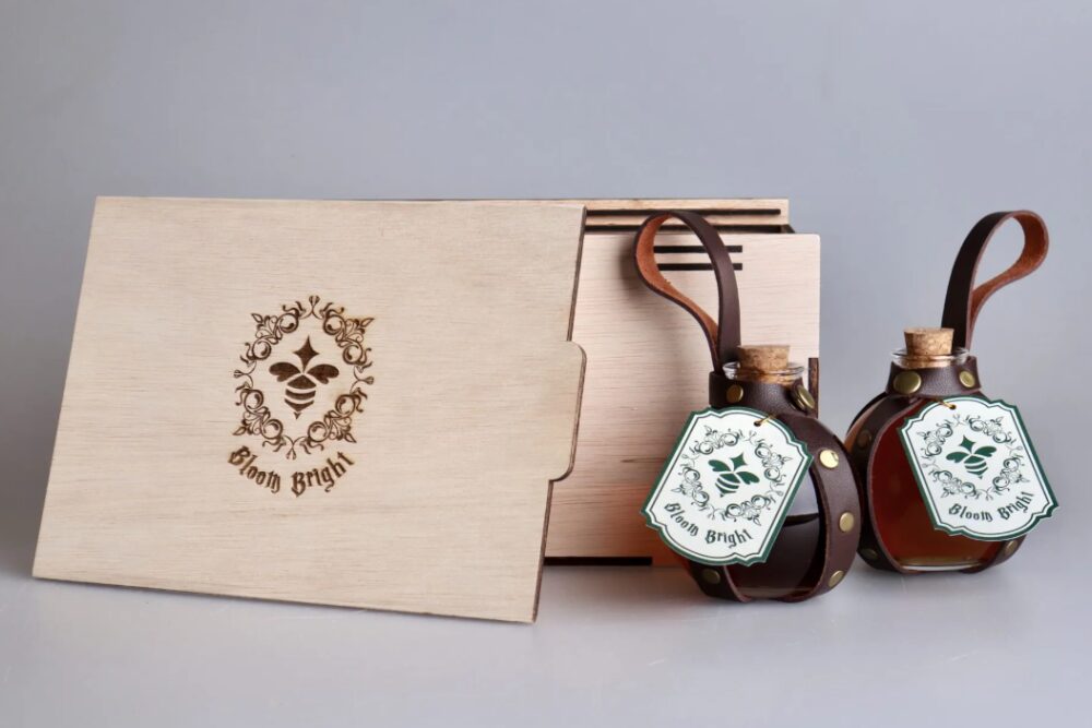 Бутылки меда рядом с деревянной коробкой Bloom Bright