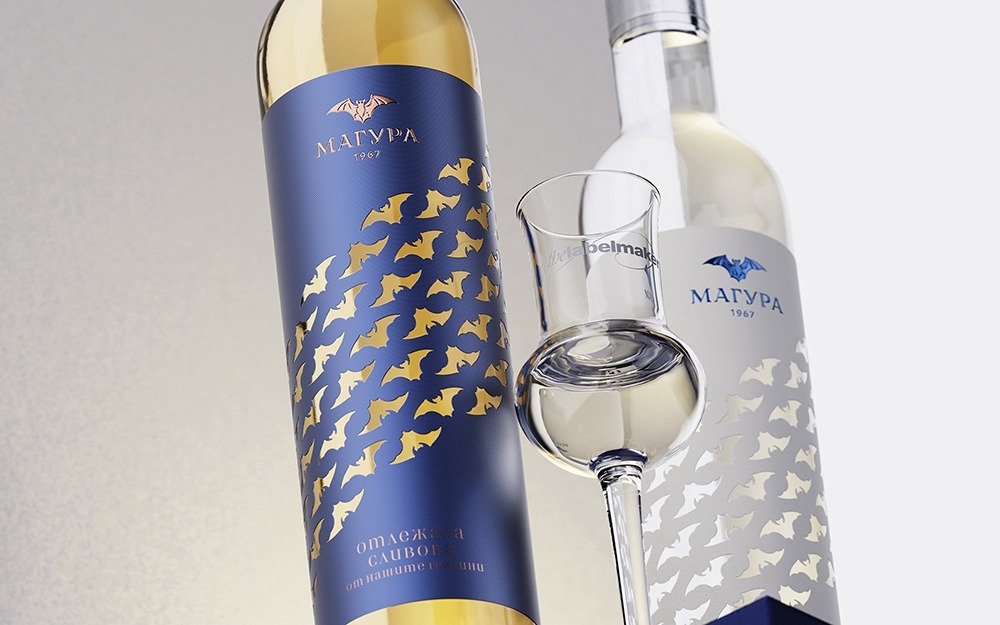Бутылки вина Magura с бокалом крупный план Magura Winery