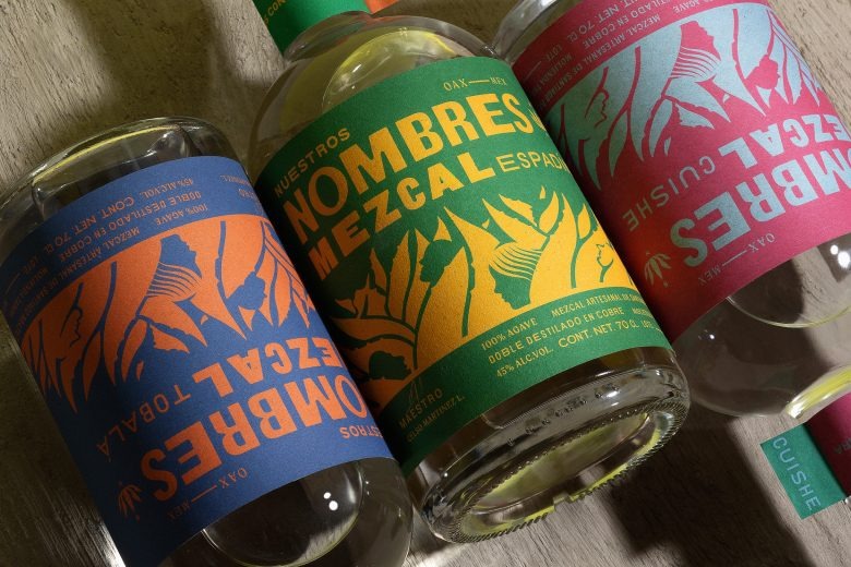 Бутылочки вид вблизи Nuestros Nombres Mezcal