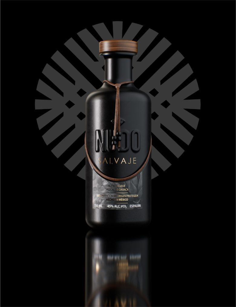 Черная бутылка мескаля на фоне орнамента с отражением Nudo Salvaje Mezcal