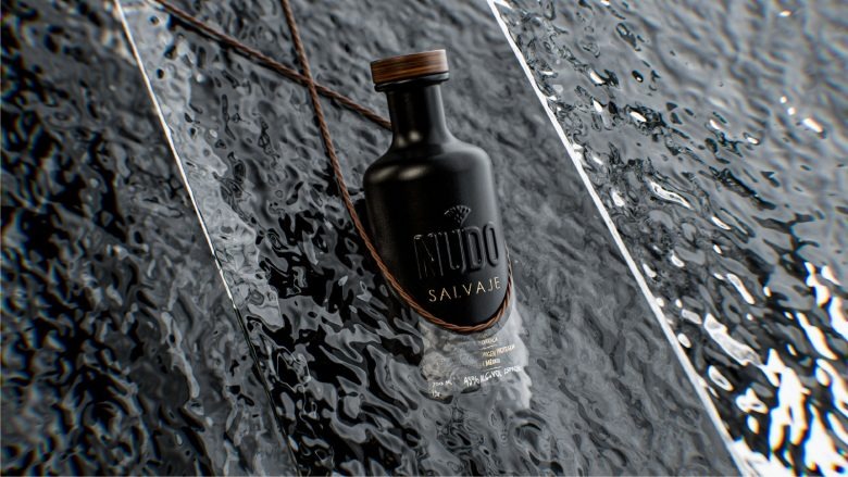 Черная бутылка мескаля на мокрой текстурной поверхности Nudo Salvaje Mezcal